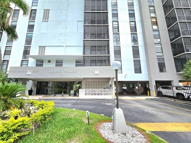 2500 NE 135th St in North Miami, FL - Building Photo - Building Photo