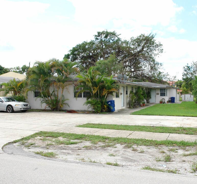 2520-2526 NE 191st St in Miami, FL - Building Photo