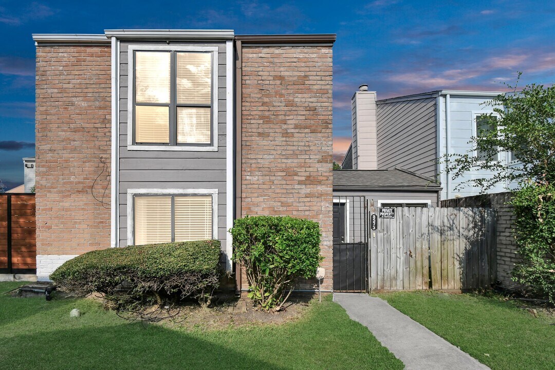 8573 Wilcrest Dr in Houston, TX - Foto de edificio