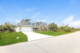 2371 Rushmore St in North Port, FL - Foto de edificio - Building Photo