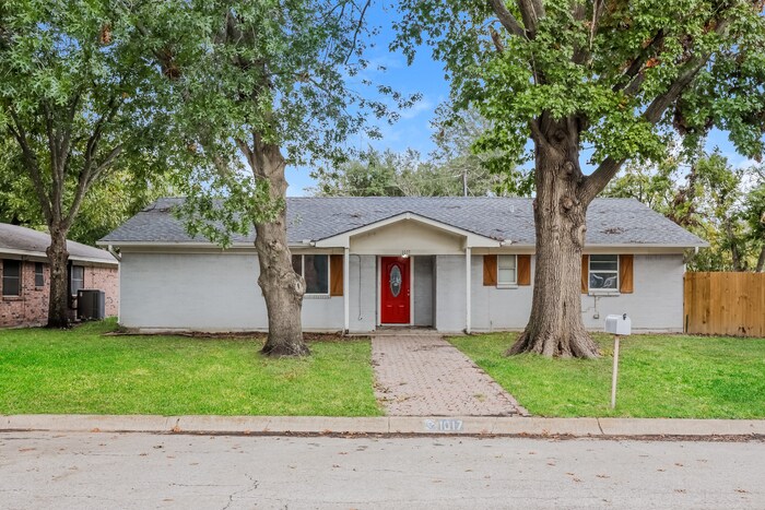 1017 Locust St in Benbrook, TX - Building Photo