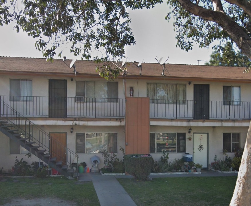 13817 Studebaker Rd in Norwalk, CA - Building Photo