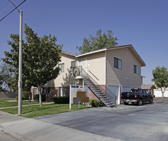 Eleventh East Townhomes in Palmdale, CA - Building Photo - Building Photo