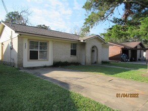 733 W Live Oak St in Angleton, TX - Building Photo - Building Photo