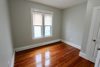 15 Elder St, Unit 1 in Boston, MA - Foto de edificio - Building Photo