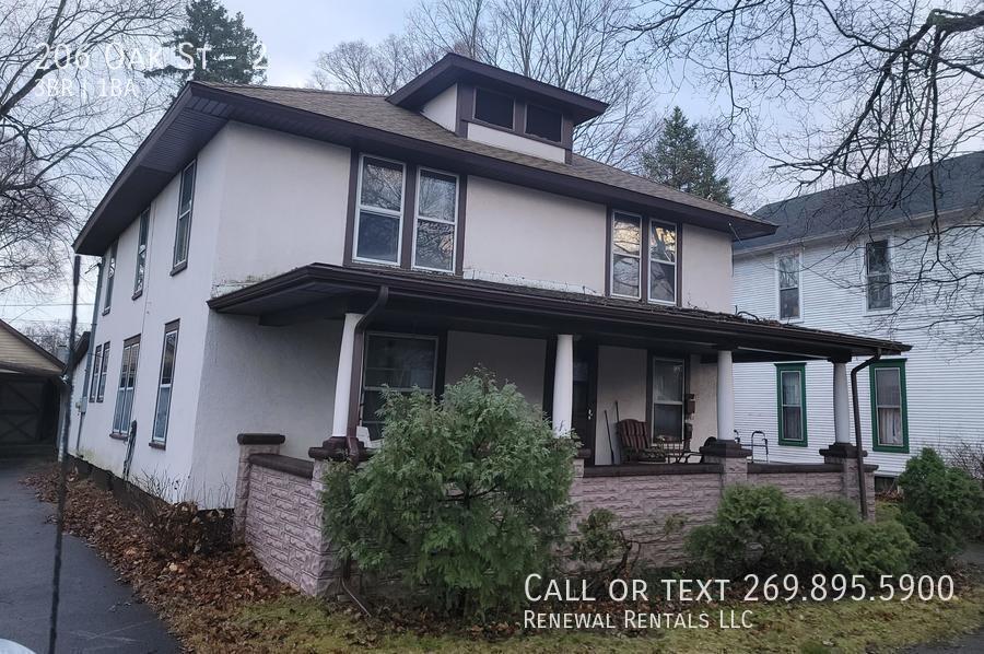 206 Oak St in Dowagiac, MI - Building Photo
