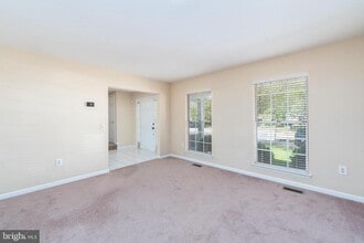 8005 Silver Fox Dr in Glen Burnie, MD - Foto de edificio - Building Photo