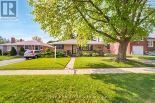 4 Greenview St in Guelph, ON - Building Photo