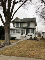 1009 Spring St, Unit Apt 1 in Grinnell, IA - Building Photo