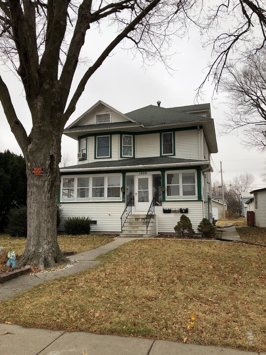 1009 Spring St, Unit Apt 1 in Grinnell, IA - Foto de edificio