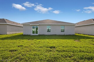 12331 Amber Waves Rd in Lehigh Acres, FL - Foto de edificio - Building Photo