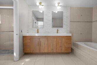 14020 SW 38th St in Miami, FL - Foto de edificio - Building Photo