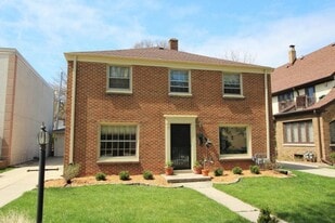 523 N 63rd St in Wauwatosa, WI - Building Photo