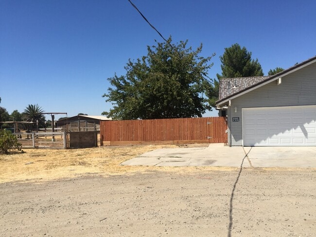 20176 Overland Ave in Los Banos, CA - Building Photo - Building Photo