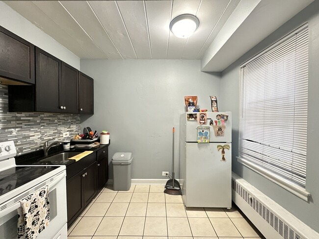 1360 W Touhy Ave in Chicago, IL - Building Photo - Building Photo