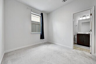8004 Lennon Dr in Austin, TX - Foto de edificio - Building Photo