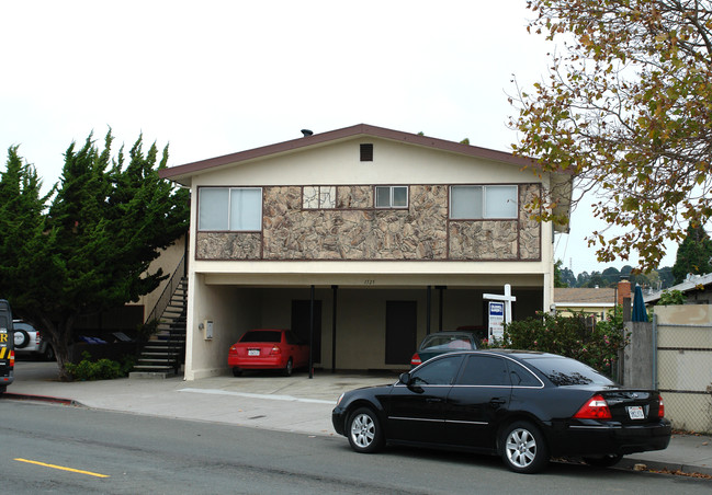 1525 Broadway Ave in San Pablo, CA - Foto de edificio - Building Photo