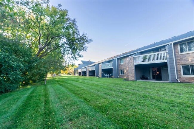 Hemlock Pines in Osseo, MN - Foto de edificio - Building Photo