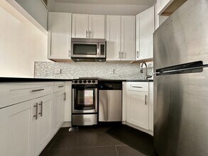 346 W 52nd St in New York, NY - Building Photo - Building Photo
