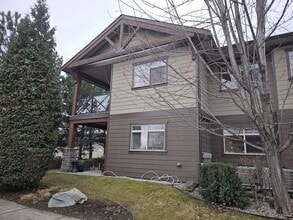 511 Yates Rd in Kelowna, BC - Building Photo - Building Photo