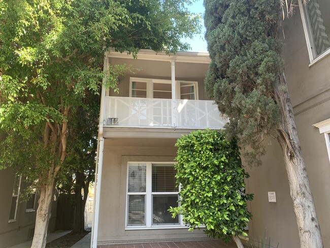412 N Doheny Dr, Unit #4 in West Hollywood, CA - Building Photo - Building Photo