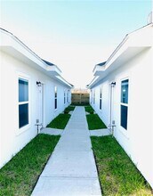 304 W Campeche Ave-Unit -2 in Alton, TX - Foto de edificio - Building Photo