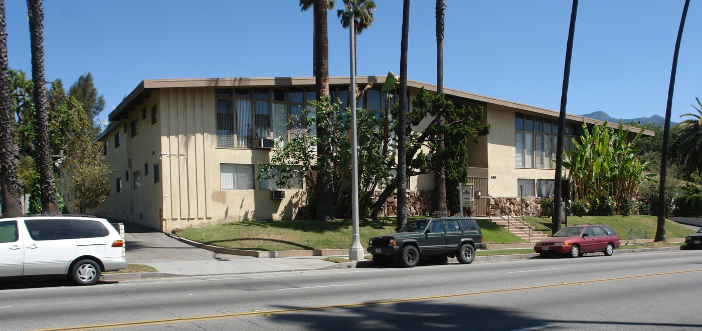 585 E Washington Blvd in Pasadena, CA - Building Photo