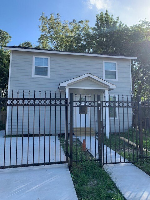 8502 N Main St in Houston, TX - Building Photo