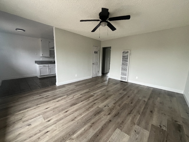 648 W 92nd St in Los Angeles, CA - Building Photo - Building Photo
