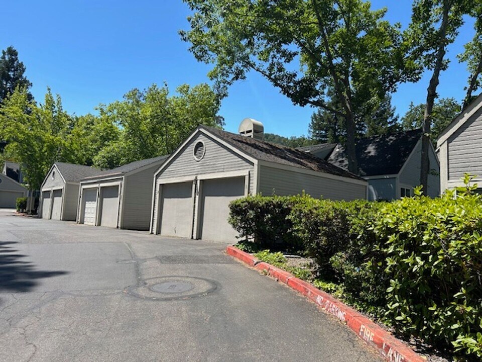 2703 Lakeview Dr in Santa Rosa, CA - Building Photo