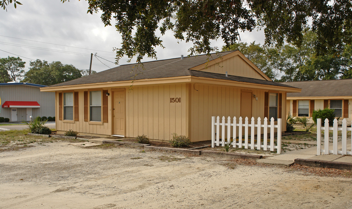 CHESTNUT APARTMENTS in Panama City, FL - Building Photo