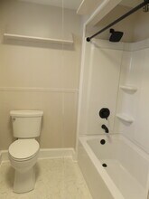 52 Park St, Unit Unit A in Essex Junction, VT - Foto de edificio - Building Photo