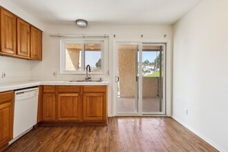 241 Avenida Serra in San Clemente, CA - Foto de edificio - Building Photo