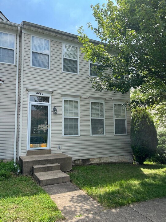 6469 McCoy Rd in Centreville, VA - Building Photo