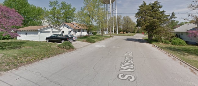 property at 901 W 7th St