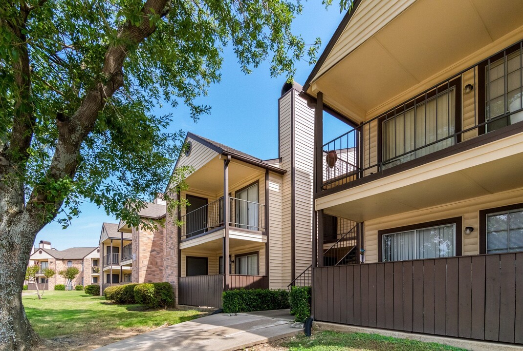 Mountain Ridge in Dallas, TX - Building Photo