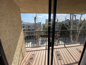 300 E Tujunga Ave in Burbank, CA - Building Photo - Building Photo