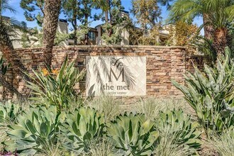 5535 Canoga Ave, Unit 204 in Los Angeles, CA - Building Photo - Building Photo