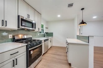 1646 Jackson St in Grand Prairie, TX - Building Photo - Building Photo