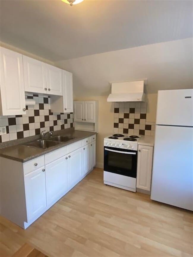 136 Broadway, Unit 3 in Arlington, MA - Foto de edificio - Building Photo