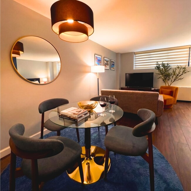 2030 F St NW, Unit 111 in Washington, DC - Foto de edificio - Building Photo