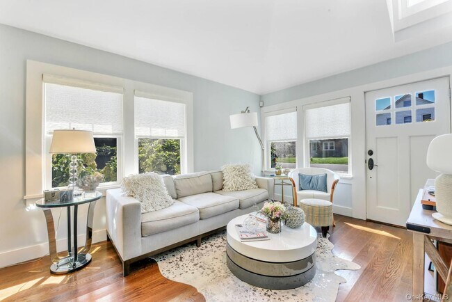 10 Henry St in Southampton, NY - Building Photo - Building Photo