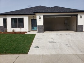 263 Samuel Lane Loop Rd in Phoenix, OR - Building Photo