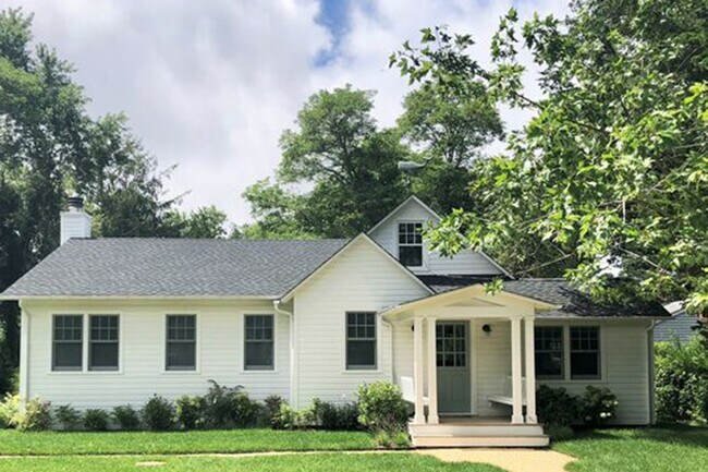 87 Bay Ave in Southampton, NY - Building Photo - Building Photo