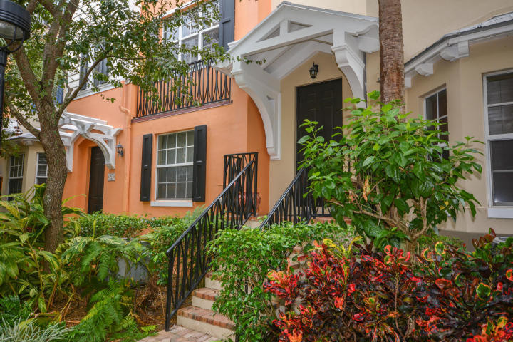 321 W Mallory Cir in Delray Beach, FL - Building Photo