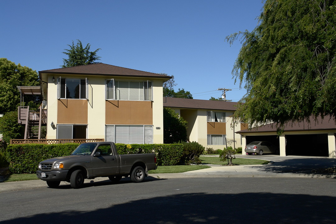 Linfield Manor in Menlo Park, CA - Foto de edificio