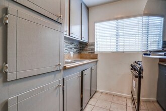 2425 S Ridgeley Dr in Los Angeles, CA - Building Photo - Building Photo