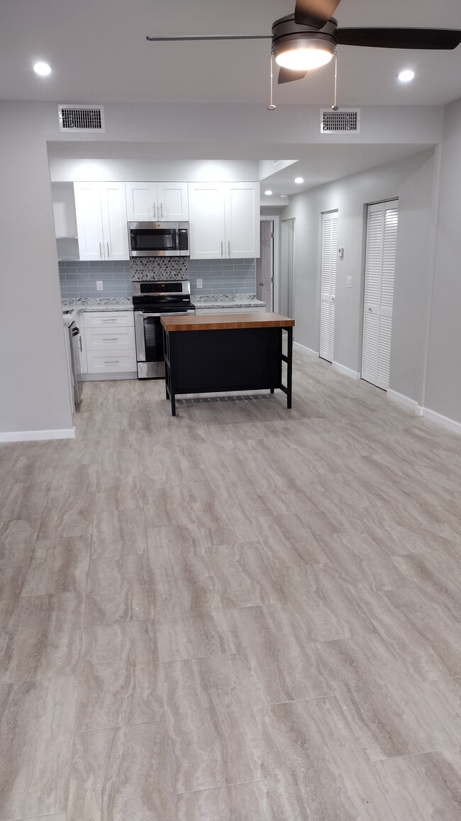 2960 Nelson St, Unit #4 in Ft. Myers, FL - Foto de edificio - Building Photo