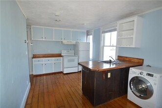 235 Spring St in Newport, RI - Building Photo - Building Photo