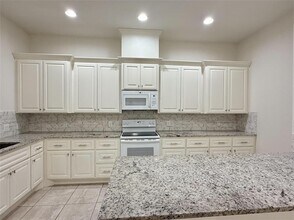 2610 Appian Wy in Roman Forest, TX - Building Photo - Building Photo